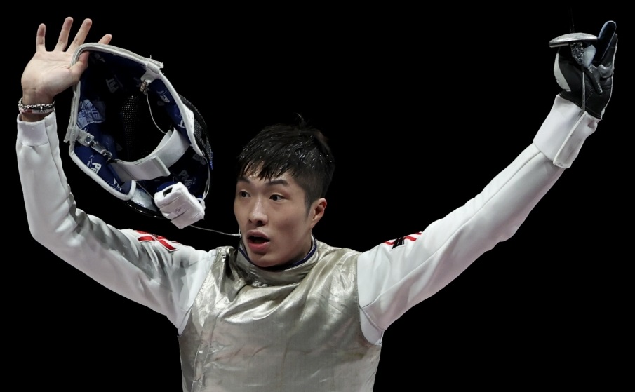 اللاعب تشيونغ كا لونج من هونج كونج يحتفل بعد فوزه بالميدالية الذهبية في المبارزة الفردية للرجال