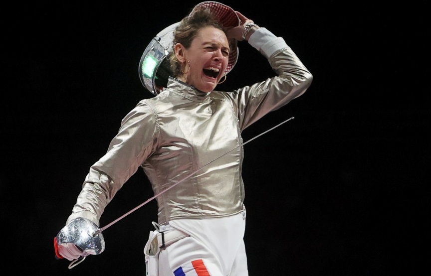 اللاعبة مانون برونيه من فرنسا تحتفل بعد فوزها بالميدالية البرونزية في السيف الفردي سيدات