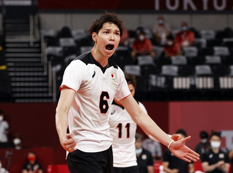 اللاعب أكيهيرو ياماوتشي من اليابان يحتفل بالفوز في  المجموعة أ بمباراة الكرة الطائرة