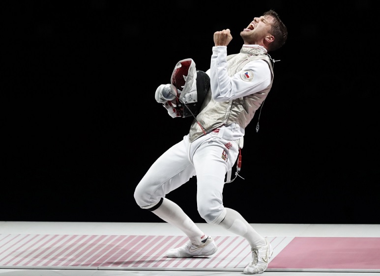 اللاعب ألكساندر تشوبينيتش  من جمهورية التشيك يحتفل بعد فوزه على تاكاهيرو شيكين من اليابان في مباراة الميدالية البرونزية في فويل فردي للرجال خلال أحداث المبارزة في دورة الألعاب الأولمبية طوكيو 2020 في مركز ماكوهاري ميسي للمؤتمرات في تشيبا باليابان - الصور وكالات