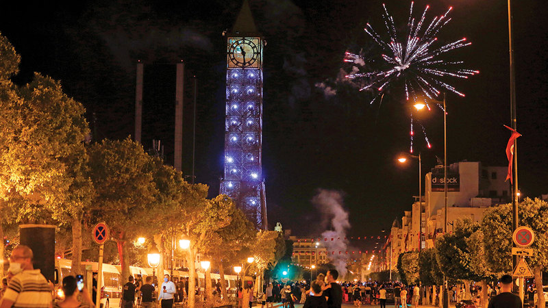 آلاف التونسيين احتفلوا في شوارع العاصمة بعد قرارات الرئيس قيس سعيد.   رويترز