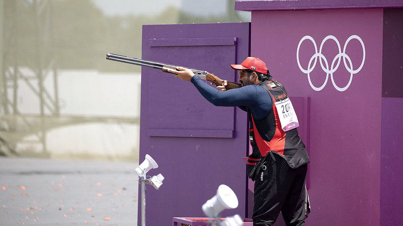 الرامي سيف بن فطيس خلال مشاركته في رماية الإسكيت.     من المصدر