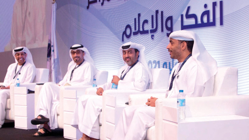 شارك في أعمال القمة رؤساء تحرير صحف ومديرو وكالات ومكاتب إعلامية.   من المصدر