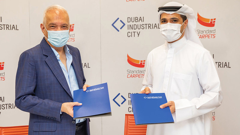 خلال توقيع اتفاقية توسعة مصنع السجاد في «دبي الصناعية».    من المصدر