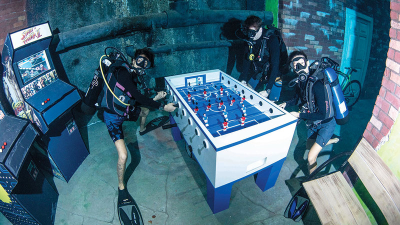 يضم «ديب دايف دبي» مدينة غارقة تشمل شوارع مهجورة وأجهزة ألعاب فيديو كلاسيكية والكثير من المفاجآت.  من المصدر