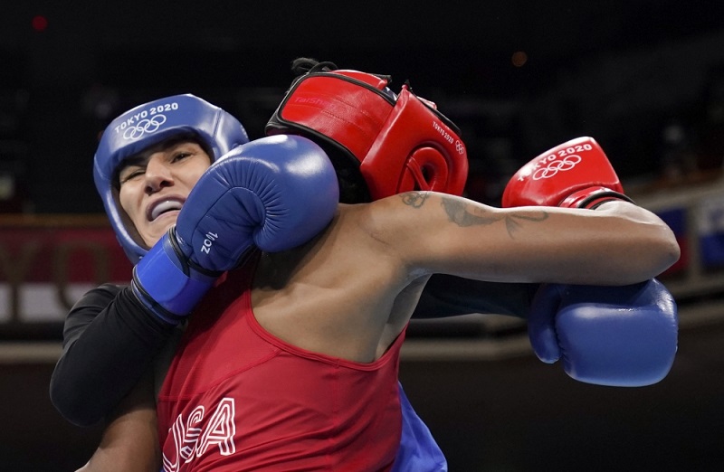 ناعومي جراهام من الولايات المتحدة في مباراة ضد زينفيرا ماجوميدالييفا في الدور الـ 16 في أولمبياد طوكيو في الملاكمة - الوزن المتوسط ​​للسيدات