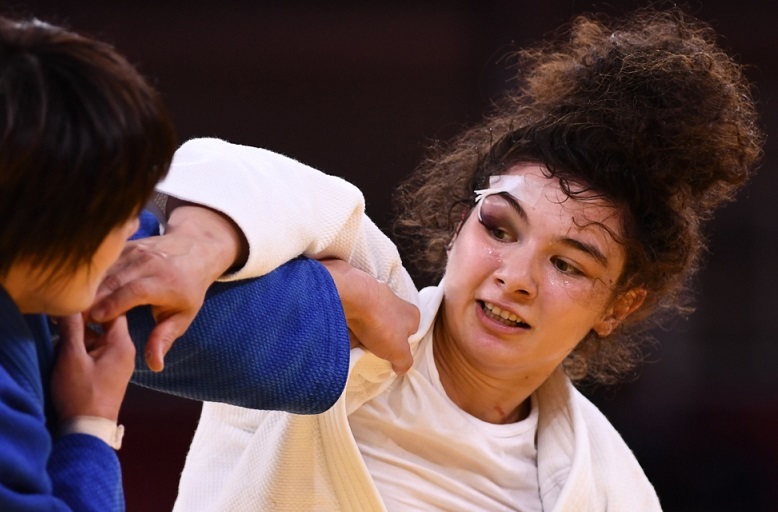 الروسية مدينا تيمازوفا واليابانية تشيزورو أراي تتنافسان في مباراة نصف النهائي B للجودو وزن 70 كجم خلال دورة الألعاب الأولمبية في طوكيو 2020.