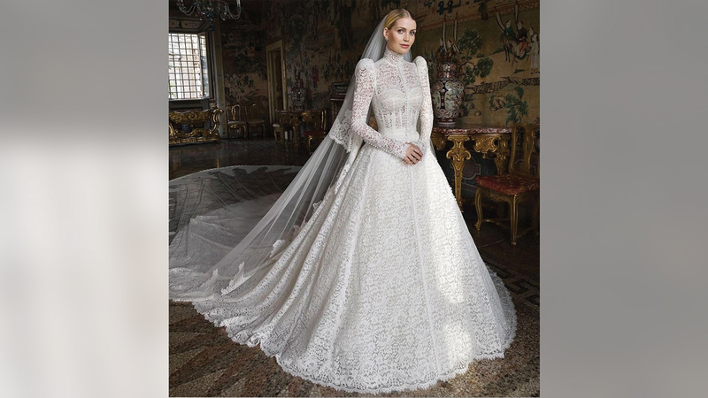 فستان زفاف كيتي سبنسر نسخة محدثة من فستان زفاف أميرة موناكو ممثلة هوليوود الأميركية غريس كيلي. غيتي