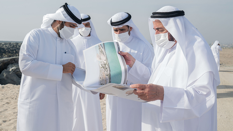 سلطان القاسمي خلال تفقده مشروعات حيوية في مدينة كلباء. À من المصدر