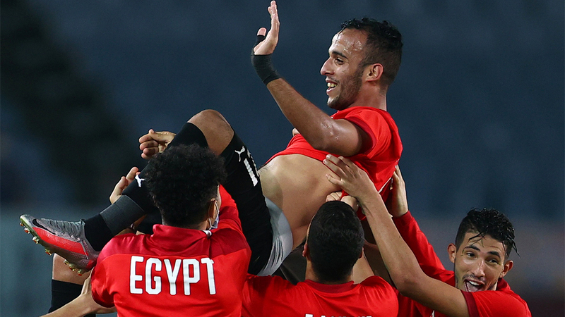 فرحة كبيرة للاعبي مصر بعد التأهل إلى ربع النهائي.  رويترز