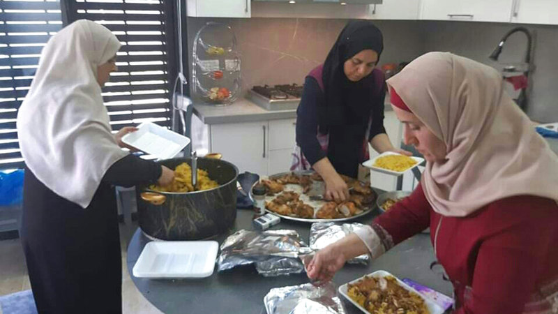 نساء «بيتا» يقضين ساعات طويلة لإعداد كميات كبيرة من الطعام.  الإمارات اليوم