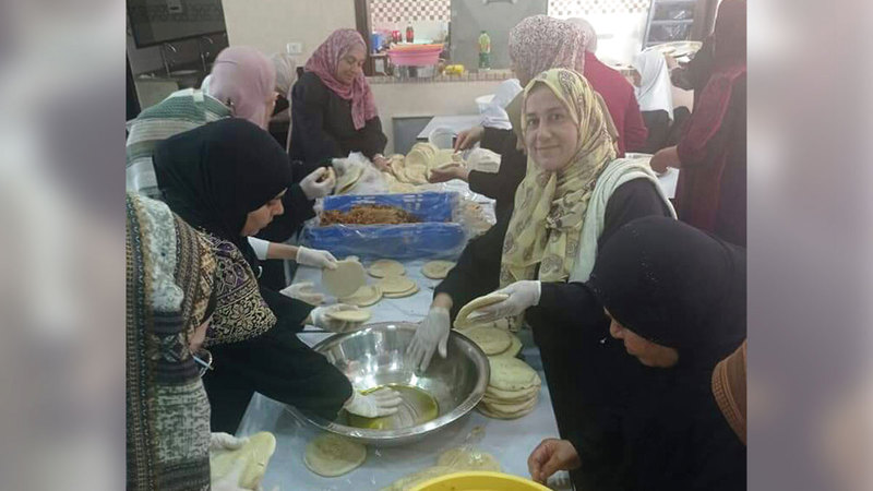 نساء «بيتا» يشاركن في إعداد الطعام.  الإمارات اليوم