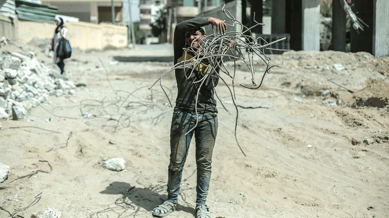 عامل خلال جمع الحديد.  الإمارات اليوم