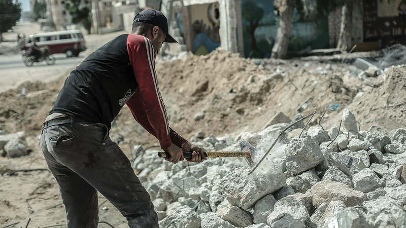 يُستخرج الحديد والكتل الإسمنتية بأدوات بسيطة.   الإمارات اليوم