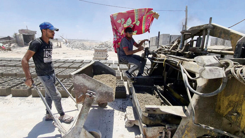 يعاد تدوير الركام لصناعة البلوك من جديد.   الإمارات اليوم