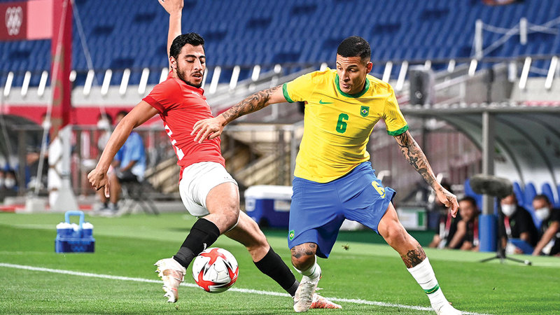 حوار على الكرة بين البرازيلي غيليرمو أرانا والمصري أكرم توفيق.   أ.ف.ب