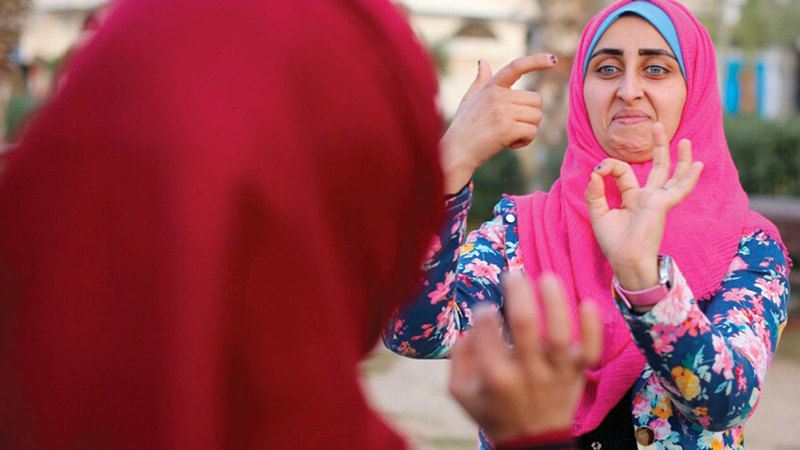 الشابة هبة أبوجزر من فئة الصم والبكم في غزة.   الإمارات اليوم