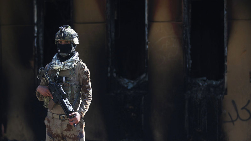 جندي أمام دخل السفارة الأميركية الذي تعرض للقصف من الميليشيات العراقية إثر مقتل الجنرال سليماني.   أ.ف.ب