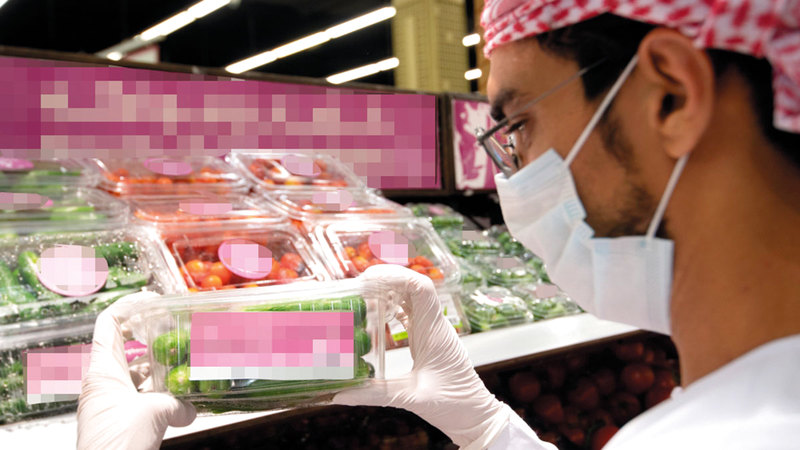 المستهلك مُطالب بالانتباه إلى السعر والوزن وتاريخ الصلاحية عند شراء السلع.   أرشيفية