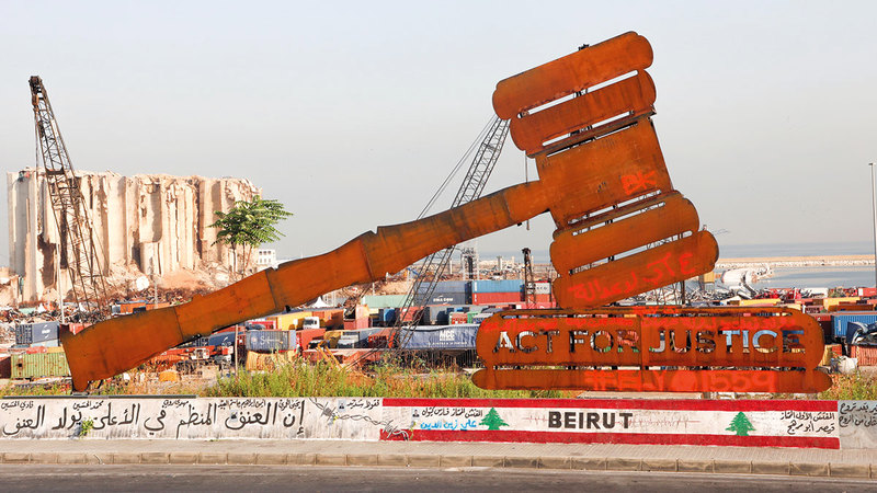 مجسّم يرمز لمطرقة العدالة تم تثبيته بالقرب من موقع الانفجار.  رويترز