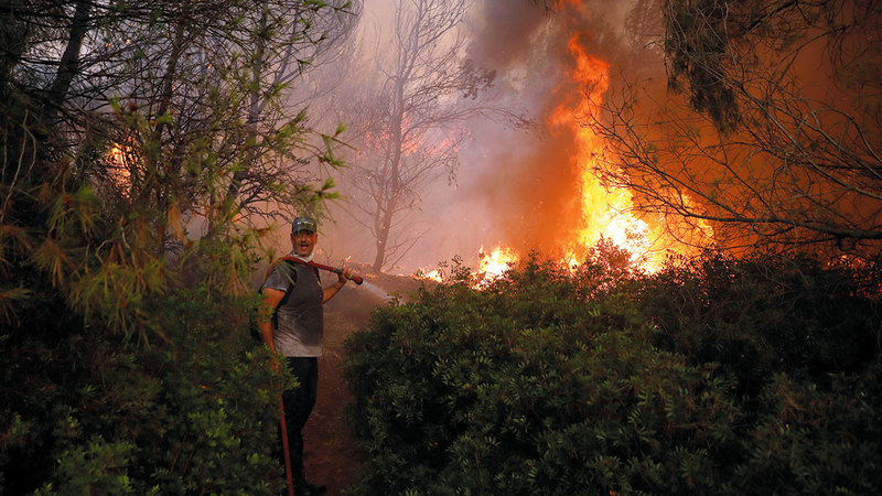 الأحوال الجوية لا تساعد على سرعة الانتهاء من إخماد النيران.  رويترز