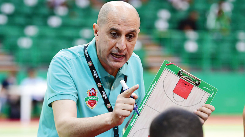 المصري أحمد عمر خلال قيادة «فرسان السلة» في يونيو الماضي بـ«خليجي الأندية الأبطال».   تصوير باتريك كاستيلو