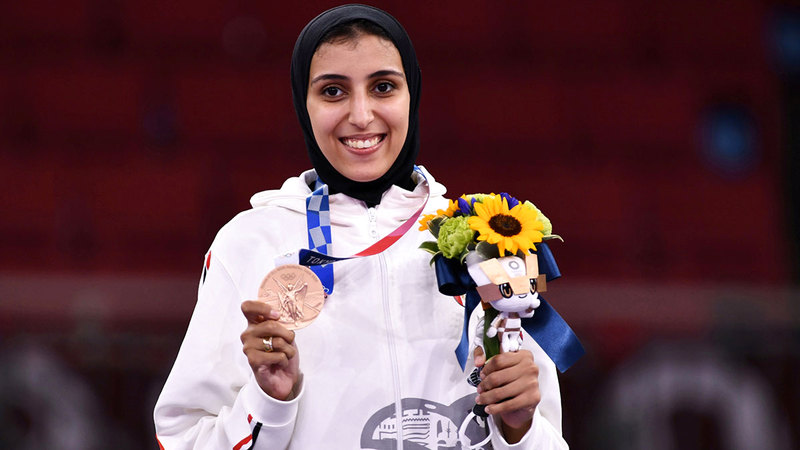 المصرية جيانا فاروق مبتهجة على منصة التتويج بالميدالية البرونزية.  رويترز