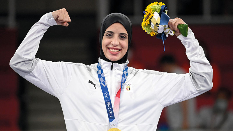 البطلة المصرية فريال أشرف المتوجة بذهبية منافسات الكاراتيه.  من المصدر