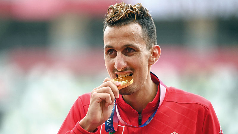 المغربي سفيان البقالي البطل الذهبي لسباق 3000 متر.  من المصدر