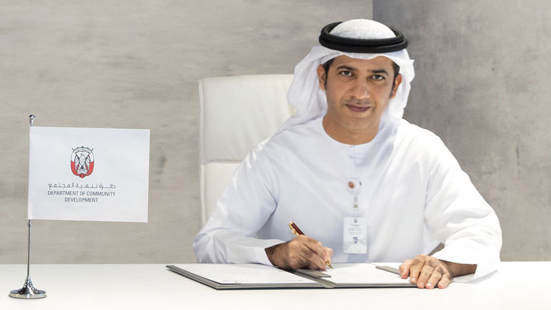 الظاهري خلال توقيع اتفاق التعاون مع مركز الإحصاء.    من المصدر