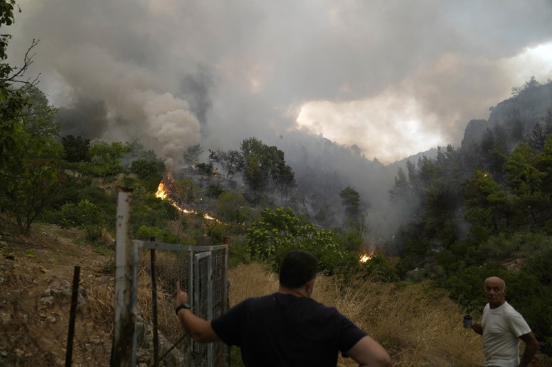 الحرائق في اليونان درمت الأخضر واليابس وتعرض حياة الكثيرين للخطر. الصور عن أ ب