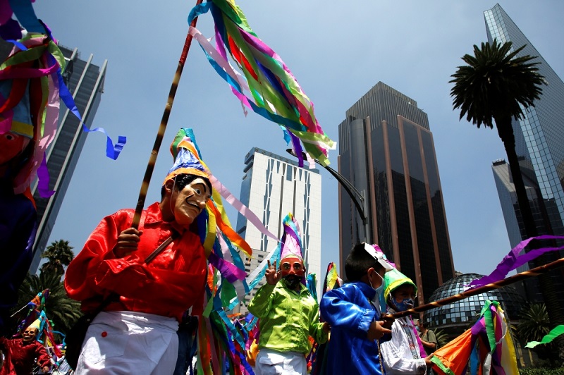 والسكان الأصليون هم ذوي تنوع كبير من الثقافات والتقاليد واللغات وأنظمة المعرفة الفريدة، فهم يتمتعون بعلاقة استثنائية بأراضيهم، فضلا عن أن لديهم مفاهيم متنوعة للتنمية على أساس وجهات نظرهم العالمية وأولوياتهم.