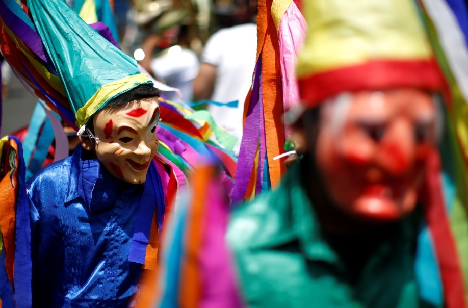 ويختلف السكان الأصليون عن السكان المستعمرون بأن الساكن الأصلي هو الشخص الذي نشأ على الأرض نفسها، وأصبحت له حقوق تاريخية في الإقامة فيها، أما الساكن المستعمر فهو ساكن في أرض أخرى وانتقل إلى هذه الأرض لأغراض سياسية أو توسعية أو اقتصادية أو أي سبب أخر.