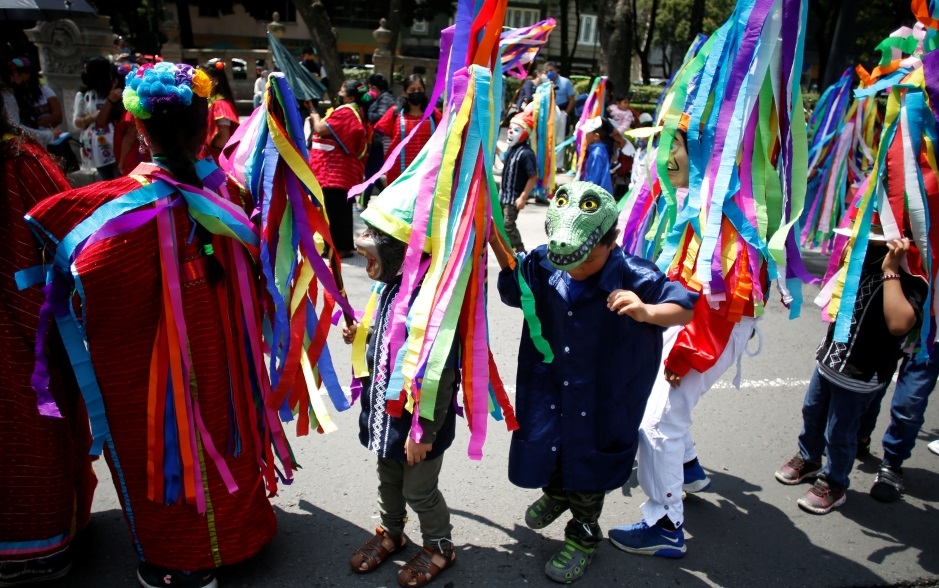 المقصود بالسكان الأصليين التي تعرف أيضاً باسم الشعوب الأولى، هم الشعوب المحلية وهم مجموعة سكنوا منطقة معينة من العالم قبل أن ينتقل إليها أناس أخرون من منطقة أخرى.