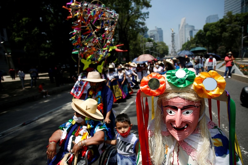 أشخاص يرتدون الأزياء التقليدية في مسيرة بمكسيكو سيتي للاحتفال باليوم الدولي للشعوب الأصلية في العالم. الصور عن رويترز