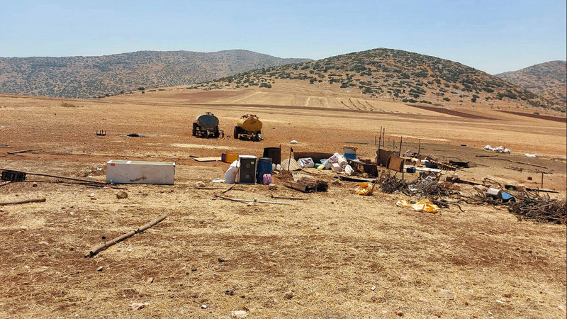 مصادرة ممتلكات سكان «إبزيق» عقب هدم خربتهم.   الإمارات اليوم