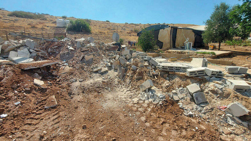 مخلفات عملية هدم منازل سكان «خربة إبزيق».   الإمارات اليوم
