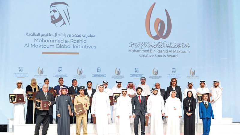 حمدان بن محمد خلال تكريم الفائزين في دورة سابقة بحضور أحمد بن محمد.   من المصدر