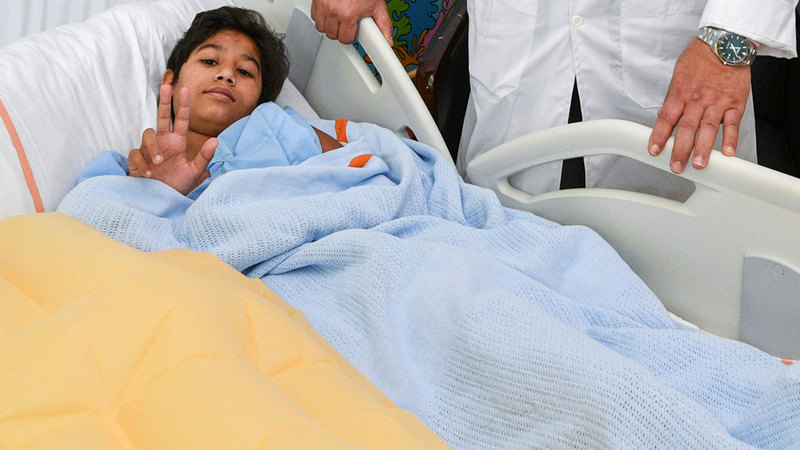 الطفل أحمد الظاهري من داخل المستشفى رافعاً شارة النصر «الثلاثية».  من المصدر