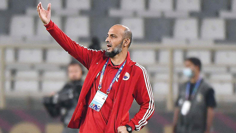 مدرب الشارقة عبدالعزيز العنبري.  تصوير: إريك أرازاس