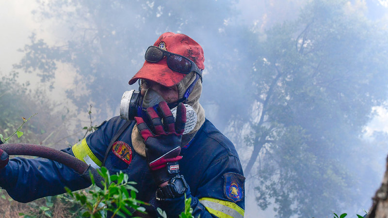 رجال الإطفاء يواجهون صعوبة بالغة في إطفاء النيران.   أ.ب