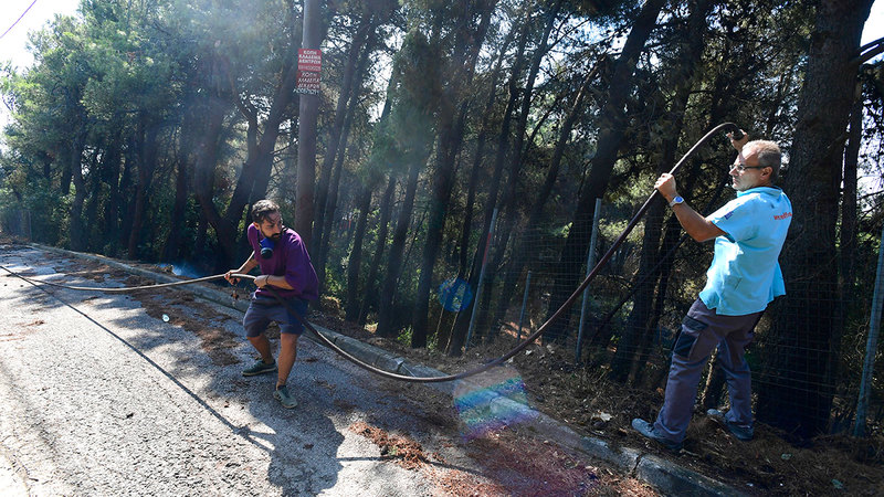 متطوعون يحاولون إطفاء النيران كلما أمكنهم ذلك.   أ.ب