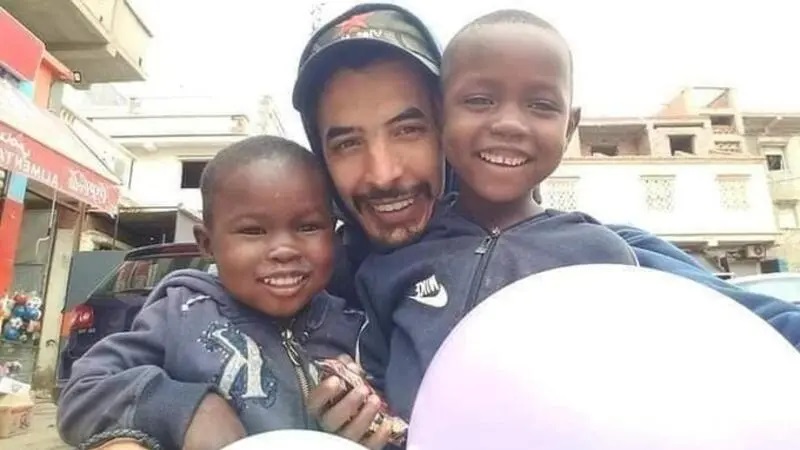 الشاب (وسط) الذي زعم البعض أنه المتسبب في حرائق الجزائر.