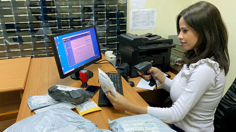 عمل «بيسان» ينقسم إلى قسمين مكتبي وجولات ميدانية للتوزيع.  الإمارات اليوم