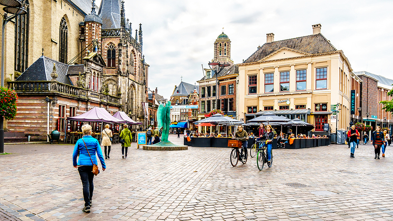 زفولة عاصمة مقاطعة أوفريسيل وتشتهر بكثرة الكنائس فيها.  أرشيفية