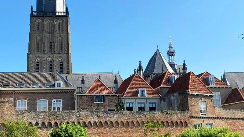 زوتفن تشتهر بوجود الكثير من المتاجر.  د.ب.أ