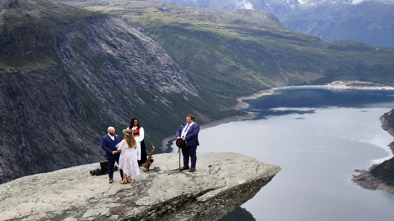 زفاف تينا فرينتس وكاسبر سورينسن هو الأول على الصخرة الشهيرة.
إي.بي.أيه