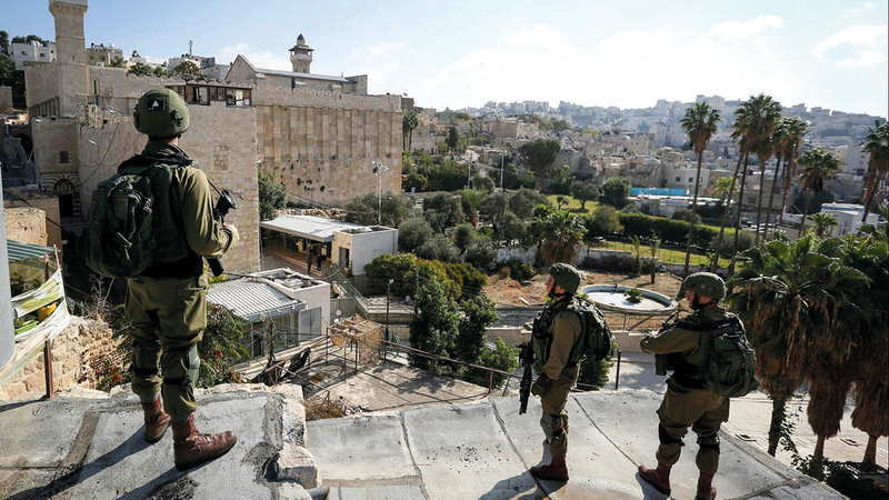 الاحتلال يحكم قبضته على مسجد الحرم الإبراهيمي.  الإمارات اليوم