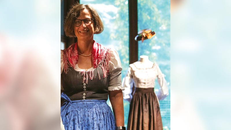 ثيكلا ويسنغروبر القيّمة على المعرض.   أ.ف.ب