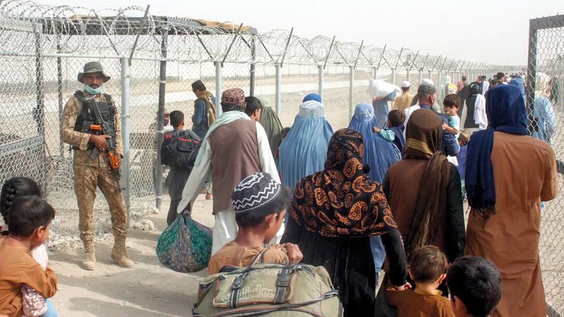 حركة نزوح متصاعدة من أفغانستان إلى باكستان من جهة بوابة الصداقة.   رويترز